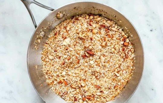 1. Этап. Паста с артишоками и шпинатом: 1. Для начала нужно сделать крошку. Для этого возьмите пакет, выложите в него миндаль и пройдитесь скалкой. Наша задача — максимально измельчить в крошку орех. Затем налейте на сковороду пару капель масла и отправьте туда измельченный миндаль и панировочные сухари. Обжарьте около 2 минут при постоянном помешивании.