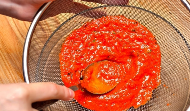 1. Этап. Томатный соус для пиццы: Пюре протереть через сито.