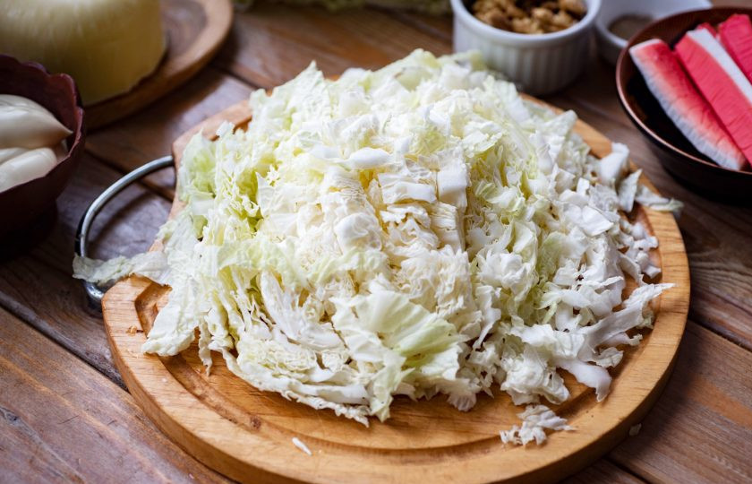 1. Этап. Салат с пекинской капустой, крабовыми палочками и сыром: Нашинкуйте пекинскую капусту тонкой соломкой.