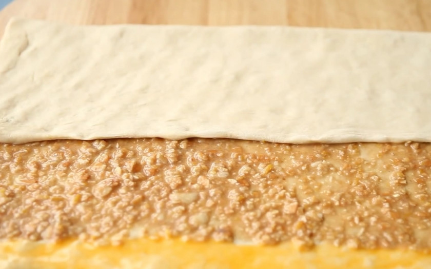 1. Этап. Миндальные бантики (слойки): 5. Сложите тесто три раза (сначала продольной стороной к средине, потом другим краем наверх) и прижмите край.