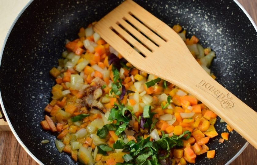 1. Этап. Куриные мини-пироги в горшочках: Добавьте измельченный базилик, кумин, соль и перец по вкусу.