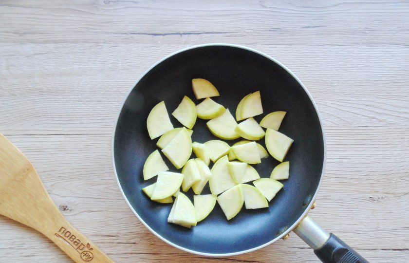 1. Этап. Салат с гречкой и овощами: Кабачок помойте и нарежьте. Выложите в сковороду.