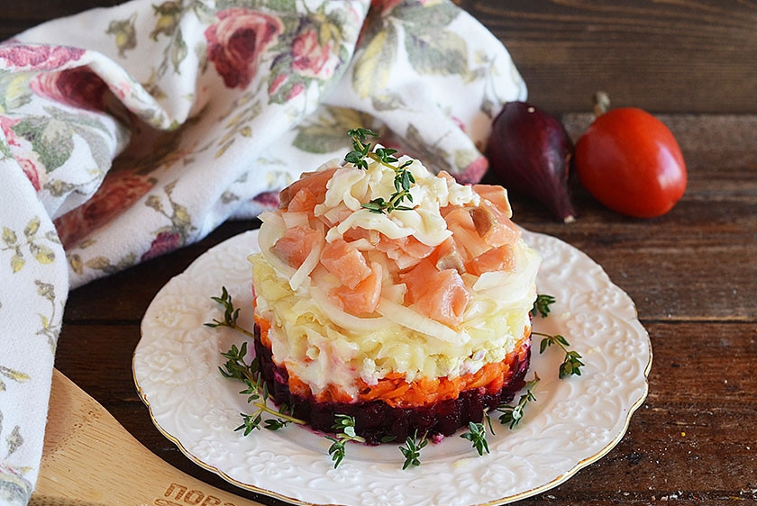 1. Этап. Салат Сёмга на шубке на 8 марта: 9. Украсьте по желанию. У меня — яичный белок и зелень. Приятного аппетита!