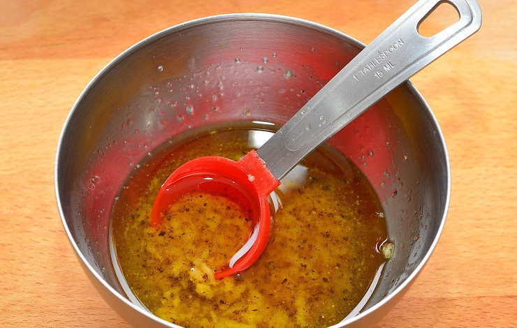 1. Этап. Салат Мясной с курицей: 3. Для заправки: в миску наливаю оливковое масло, добавляю вишневый уксус, выдавливаю чеснок, по вкусу кладу соль и перец, хорошенько все перемешиваю.