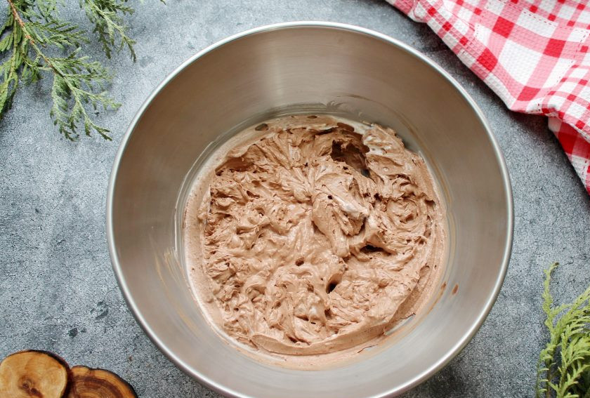 1. Этап. Рулет из шоколадных блинов с кремом: Растопите шоколад на водяной бане, добавьте в крем и еще раз все хорошо взбейте.