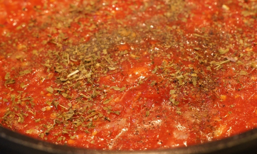 1. Этап. Запеканка из кабачков и баклажанов: А сами тем временем приготовим соус. Для этого наливаем в сковородку или сотейник растительное масло и обжариваем на нем до прозрачности нарезанный мелко лук. Затем очищаем помидоры от кожицы и перетираем их в пюре, выкладываем на сковородку к луку, добавляем специи. Болгарский перец чистим, промываем и также мелко нарезаем, и как только соус закипит, выкладываем его на сковороду. Затем соус солим и варим на медленном огне в течение 10 минут.