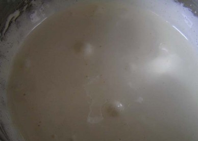 1. Этап. Шоколадный рулет с бананом: И взбиваем до посветления массы.