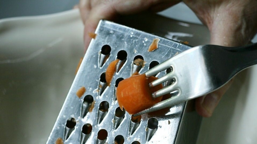 1. Этап. Салат из тёртой моркови: Натрите морковь на крупной тёрке.