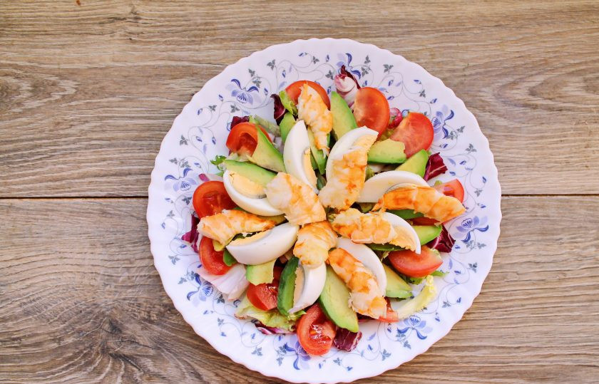 1. Этап. Салат с авокадо и лангустинами: Очистите лангустины от панциря, удалите кишку по спинке и разрежьте на кусочки, добавьте в салат.