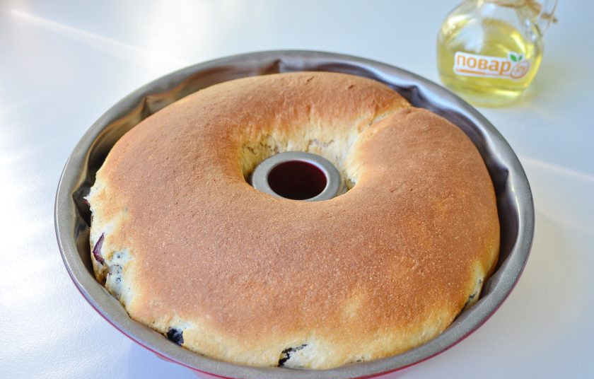 1. Этап. Кекс с маком и сливами: 13. Готовый кекс остудите в форме. Переверните на тарелочку, украсьте сахарной пудрой.