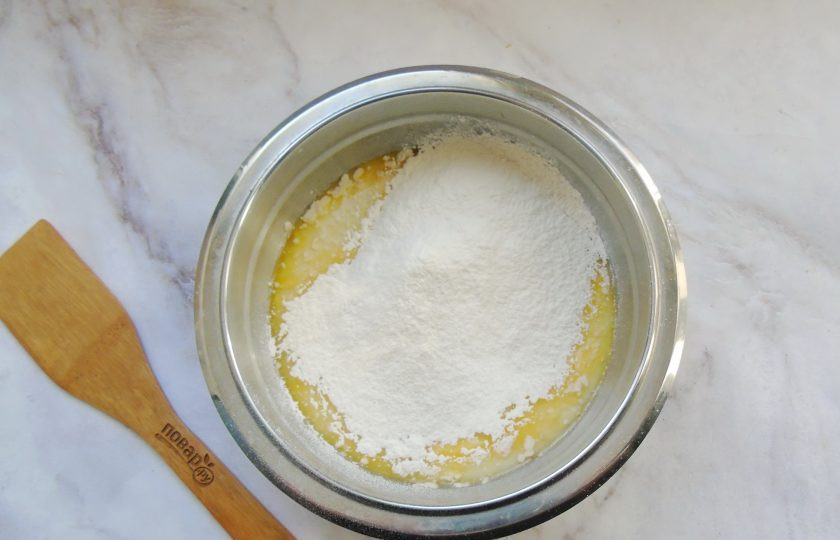 1. Этап. Отрывной пирог из дрожжевого теста с творожной начинкой: Постепенно добавьте просеянную муку, каждый раз перемешивая тесто.