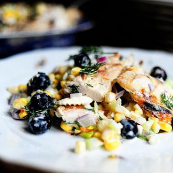 Куриный салат с сыром фета и кукурузой