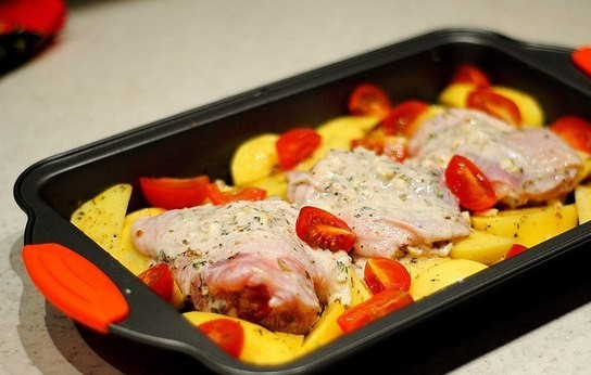 1. Этап. Маринованная в кефире курица с картофелем: Наконец, добавляем к картофелю и курице разрезанные пополам помидорки черри. Ставим в духовку и выпекаем около 40 минут при температуре 200 градусов.