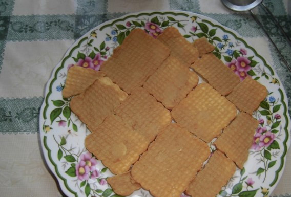 1. Этап. Тирамису без выпечки: Возьмите блюдо для будущего торта, обмакните печенье (для первого слоя нашего десерта) в теплый кофе, только не передержите, чтобы не развалилось. Если печенье разломалось, не переживайте. Уложите кусочки так, чтоб не было больших просветов.