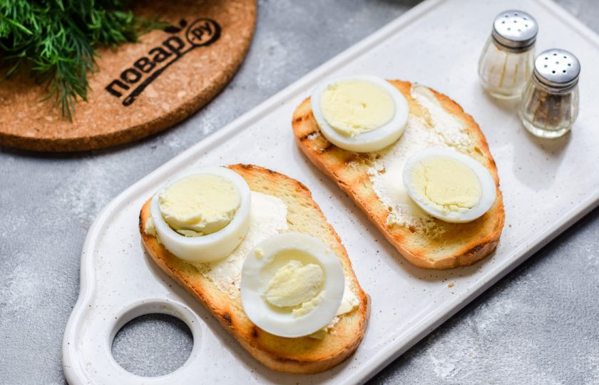 1. Этап. Датские бутерброды: Еще два ломтика хлеба смажьте сливочным маслом. Вареное яйцо нарежьте кружочками и выложите поверх хлеба.
