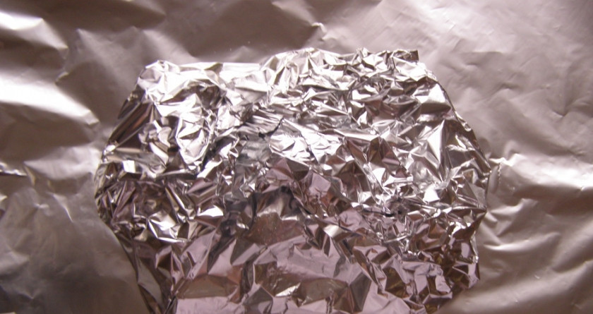 1. Этап. Баклажаны на решетке на костре: 3. Далее поверх фарша выкладываем кусочки перца, посыпаем все это великолепие оставшейся измельченной луковицей. Заворачиваем в фольгу каждую лодочку. Запекаем на решетке по 10 минут (каждую).