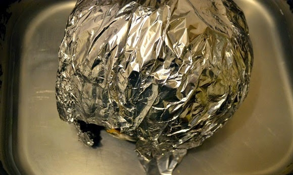 1. Этап. Рагу из говядины в тыкве по-аргентински: Закрываем тыквенной крышкой и заворачиваем тыкву в фольгу. Затем ставим ее на противень с небольшим количеством воды. Отправляем тыкву в разогретую до 150 градусов духовку на 20-30 минут.