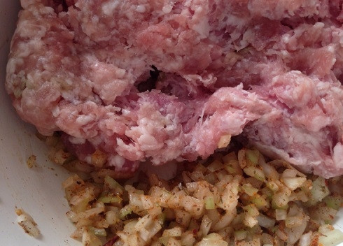 1. Этап. Чебуреки из слоеного теста: Добавим к луку фарш.