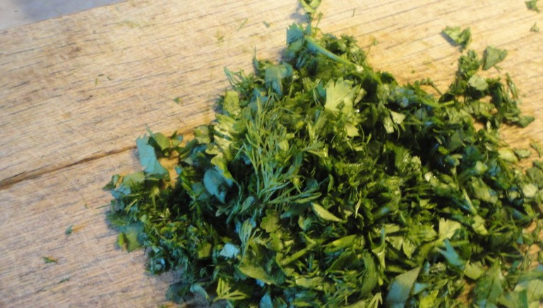 1. Этап. Картошка с луком на сковороде: Мелко порубите зелень.