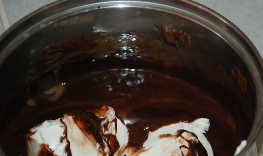 1. Этап. Печенье Орешки с шоколадом: Сразу снимаем с огня. И если готовим с алкоголем наливаем его сейчас. Добавляем сыр комнатной температуры и все сразу размешиваем миксером. С сыром начинка получится плотненькая нужной консистенции и он прекрасно в нее вписывается.