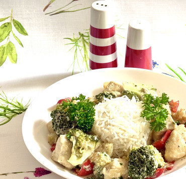 1. Этап. Куриная грудка с брокколи и перцем: Если есть, добавьте зелень, я нарезала петрушку. Подавать с любимым гарниром.