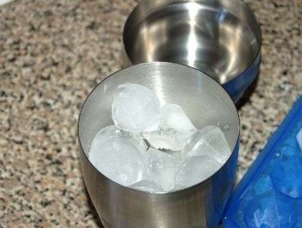 1. Этап. Коктейль с бренди: 3. В шейкер до краев насыпаем лед.