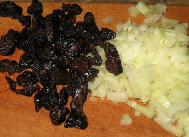 1. Этап. Куриные рулетики с начинкой из печени: Помойте чернослив, обсушите и нарежьте его мелкими кусочками. Порубите мелко лук.