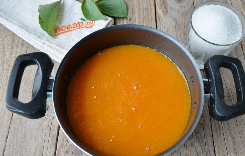 1. Этап. Абрикосовый джем на зиму: Получилось нежное и однородное абрикосовое пюре.