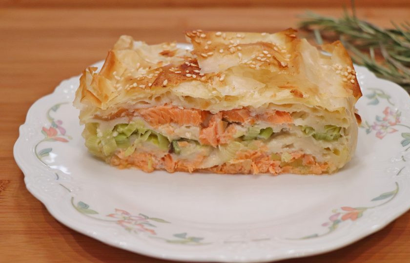 1. Этап. Рыбный пирог с тестом фило: Готовый пирог слегка остудите, а затем выньте из формы. Пирог с красной рыбой и тестом фило готов, подавать его можно как в теплом, так и в холодном виде. Приятного аппетита!