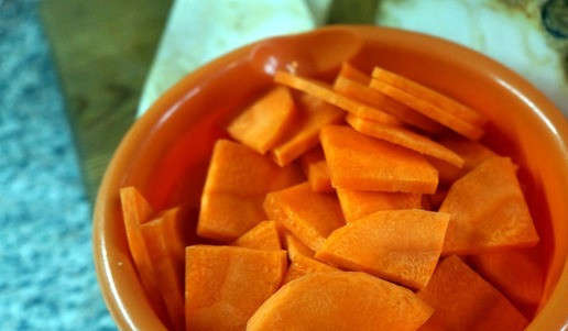 1. Этап. Фляки господарские: Тем временем подготовить овощи. Морковь, если крупная нарезать четвертинками, мелкую – шайбочками.