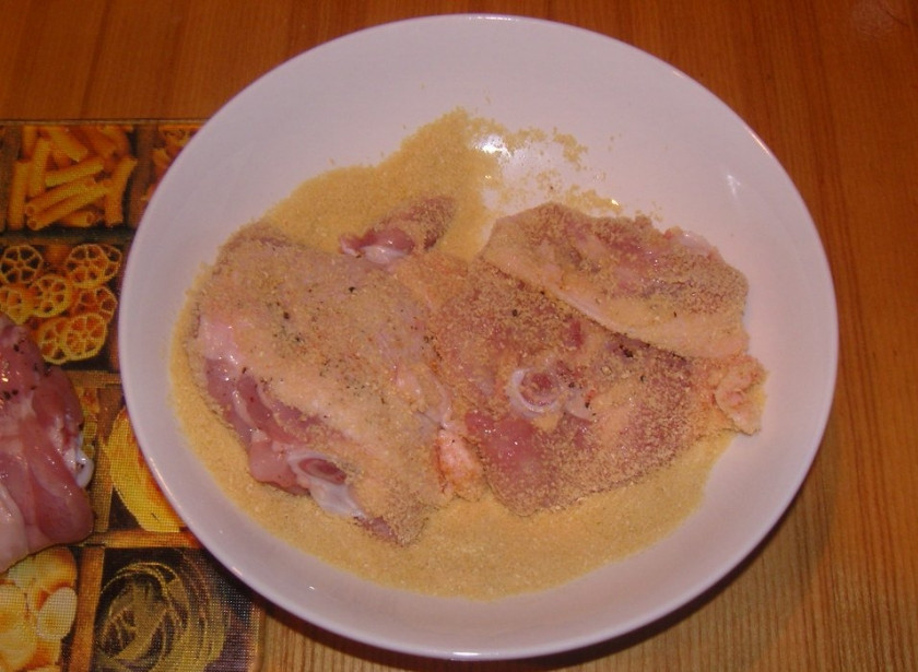 1. Этап. Куриные окорочка в соусе: 2. Теперь каждый окорочок обваливаем в панировочных сухарях.