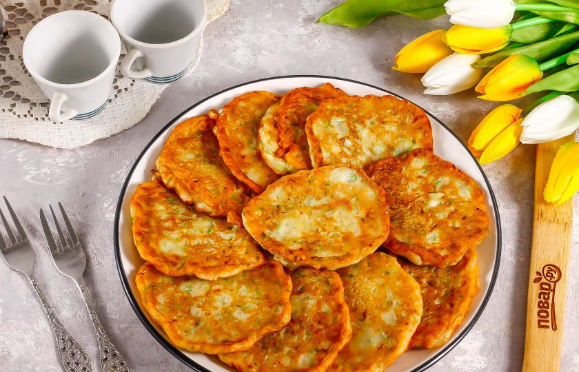 1. Этап. Оладьи из кабачков с бананом: Выложите оладьи на тарелку и подайте к столу теплыми.