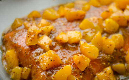 1. Этап. Лосось с персиками: Рыбу поместите на противень, выложите сверху персики и накройте фольгой.