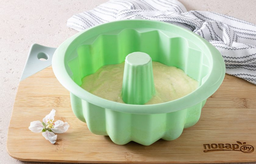 1. Этап. Манник на молоке без яиц: Переложите тесто в форму для выпечки. Выпекайте в заранее разогретой до 180 градусов духовке 50 минут.