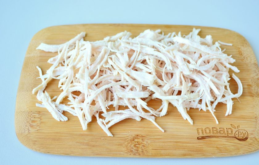 1. Этап. Салат из курицы: 3. Куриное филе разберите на тонкие волокна.