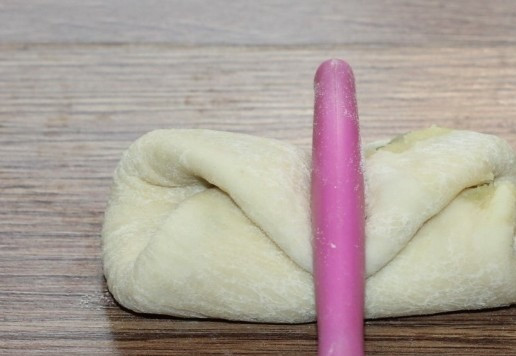 1. Этап. Слоеные пирожки с луком и картошкой: 15. Скручиваем лепешку в рулет и складываем пополам.