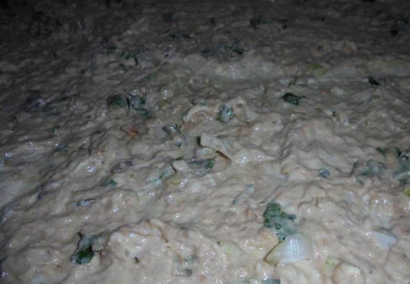 1. Этап. Лаваш с тунцом консервированным: 4. Выкладываю массу на лаваш и размазываю по всей поверхности.