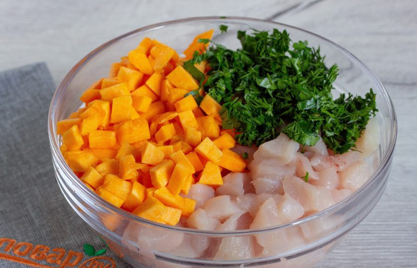1. Этап. Гуль-ханум с тыквой и курицей: Тыкву очистите, помойте и нарежьте кубиками. Филе курицы тоже помойте, нарежьте небольшими кусоками. Зелень помойте и порубите. Всё перемешайте и посолите по вкусу, начинка для гуль-ханум готова. По желанию можете добавить специи.