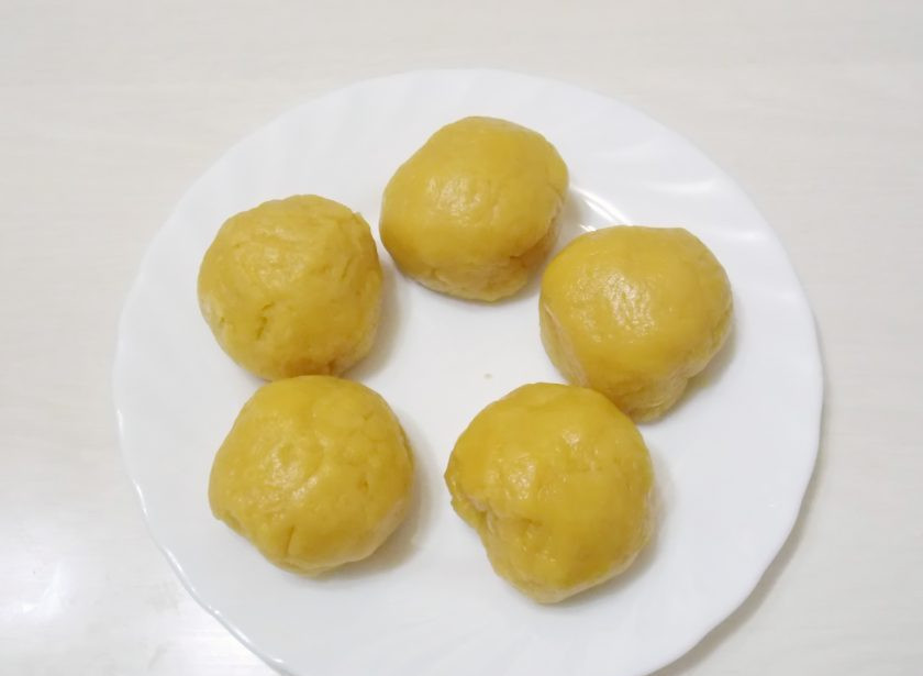 1. Этап. Медово-песочный торт: Разделите тесто на пять одинаковых частей, и скатайте шарики.