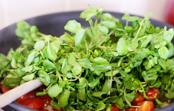 1. Этап. Салат с гребешками: 3. Через пару минут выложите туда помидоры (можно нарезать их пополам) и кресс-салат. Подержите на огне несколько минут, добавьте щепотку соли.