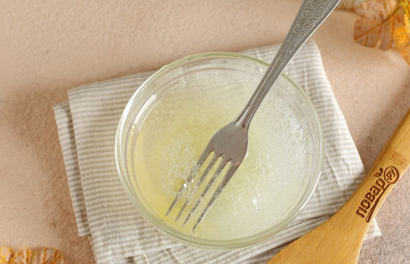 1. Этап. Творожный пирог по Дюкану: Соедините два белка с водой и перемешайте вилкой.