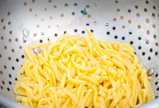 1. Этап. Овощной суп с лапшой: 4. Откиньте на дуршлаг.