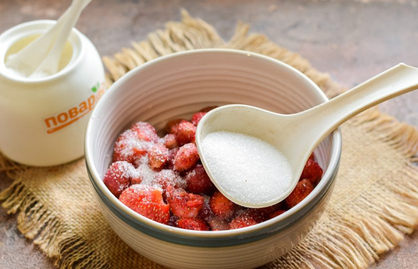 1. Этап. Варенье из клубники в микроволновке: Добавьте сахар в миску с клубникой.