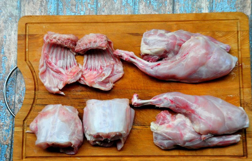 1. Этап. Простой рецепт кролика: Хорошо зачистите мясо, разделайте 1 тушку на 4 части. Мясо промойте и промокните бумажными полотенцами.