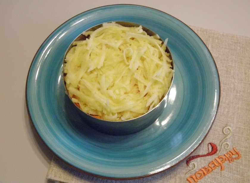 1. Этап. Салат Губернаторский: Далее — слой яблока.