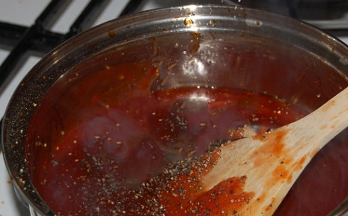 1. Этап. Куриные крылья барбекю: Еще добавим щепотку соли, молотый перец и лавровый лист.