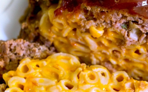 1. Этап. Мясной рулет с макаронами и сыром: 8. Запекайте мясной рулет ещё 10 минут. Подавайте его, порезав кусочками. Приятного аппетита!