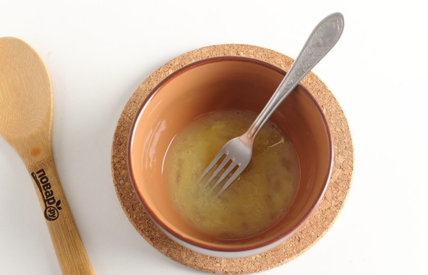 1. Этап. Клецки на сметане: Взбейте яйцо вилкой или венчиком.