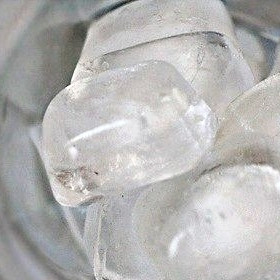 1. Этап. Кофе-фраппе: Стакан, из которого будем пить Фраппе, наполняем льдом.