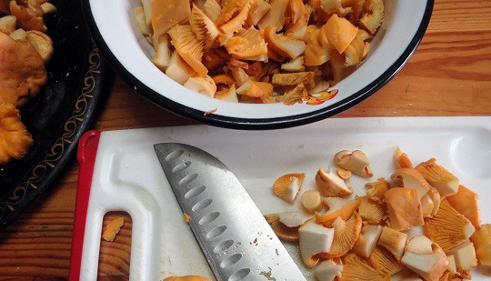 1. Этап. Пирог с грибами из слоеного бездрожжевого теста: 2. Нарезать их небольшими ломтиками и выложить в глубокую мисочку.